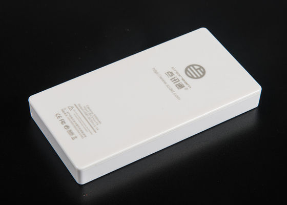 स्मार्टफोन और टैबलेट के लिए व्हाइट यूनिवर्सल पोर्टेबल 5000mAh पावर बैंक