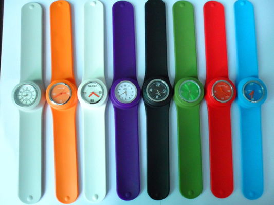 Elegante flexível do relógio da borracha de silicone do encanto colorido para mulheres